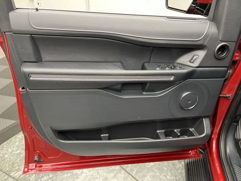 Used 2022 Ford Expedition XLT image 8
