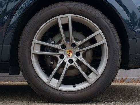 Used 2024 Porsche Cayenne AWD/4WD image 13