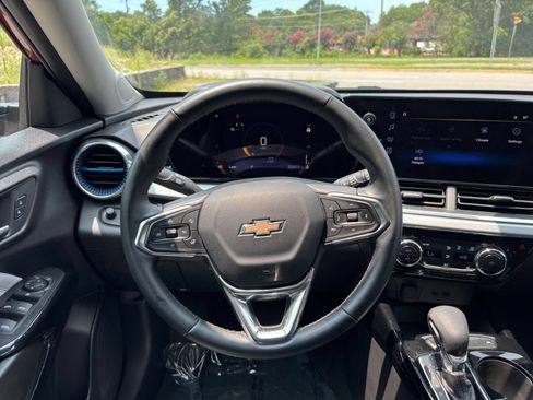 Used 2025 Chevrolet Trax LT w/ LT Convenience Package FWD image 30