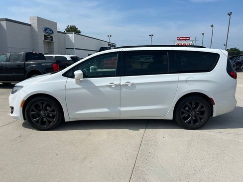 Used 2019 Chrysler Pacifica Touring-L Plus w/ S Appearance Package FWD image 5