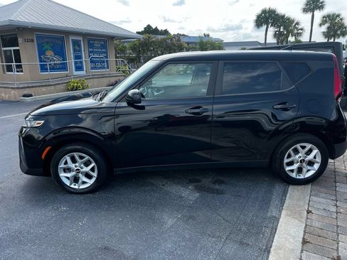 Used 2022 Kia Soul LX w/ Technology Package FWD image 4