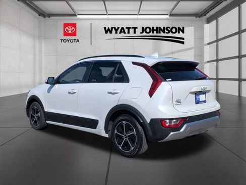 Used 2023 Kia Niro EX image 3