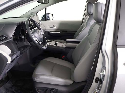 Used 2023 Toyota Sienna XLE w/ XLE Plus Package image 32