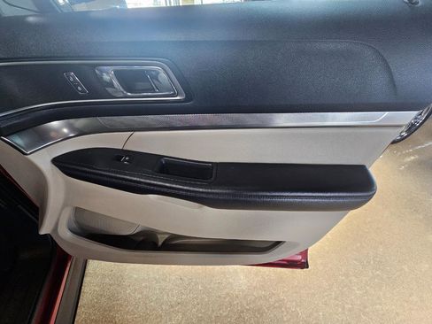 Used 2018 Ford Explorer XLT w/ Equipment Group 202A image 9