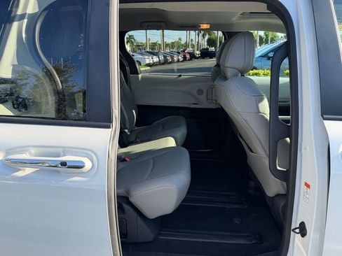 Used 2026 Toyota Sienna XLE FWD image 18