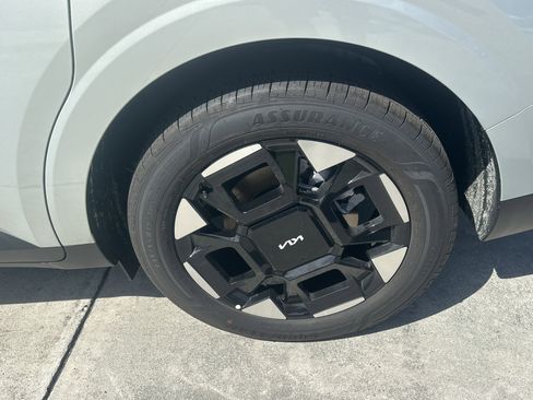 New 2026 Kia Carnival EX FWD image 10