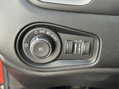 Used 2016 Jeep Renegade Latitude image 11