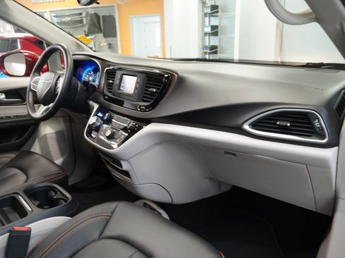 Used 2017 Chrysler Pacifica Touring-L FWD image 35
