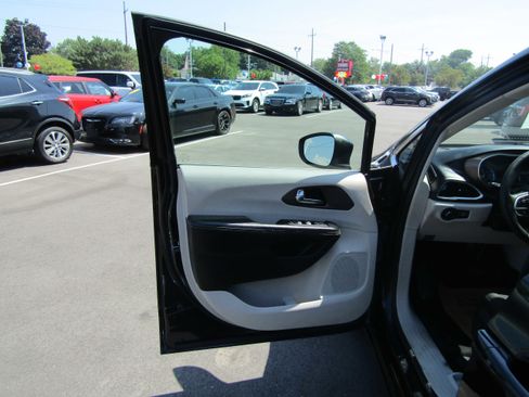 Used 2022 Chrysler Voyager LX image 7