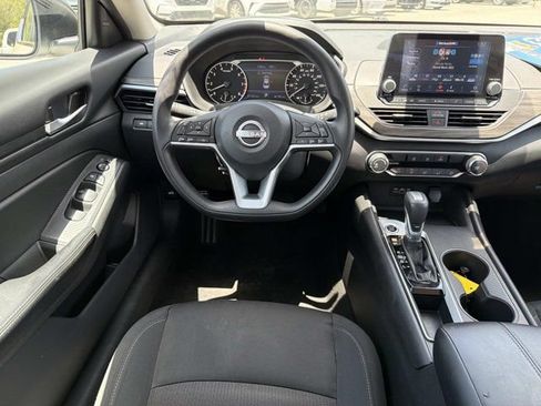 Used 2025 Nissan Altima 2.5 SV FWD image 23