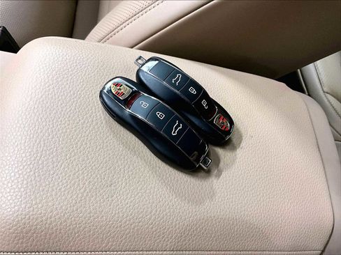 Used 2024 Porsche Macan image 38