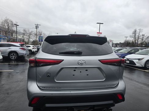 Used 2021 Toyota Highlander XLE AWD/4WD image 6