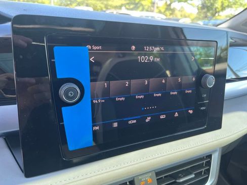 New 2025 Volkswagen Taos SE image 11