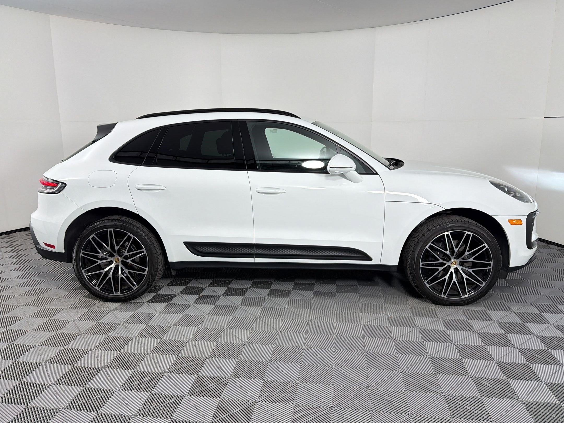 Certified 2026 Porsche Macan AWD/4WD image 8
