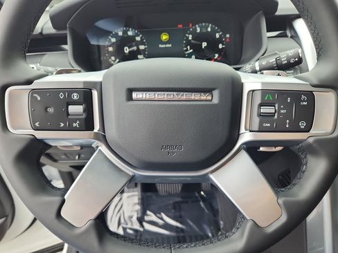 Used 2025 Land Rover Discovery S image 18