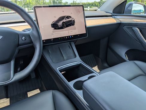 Used 2022 Tesla Model Y Long Range AWD/4WD image 22