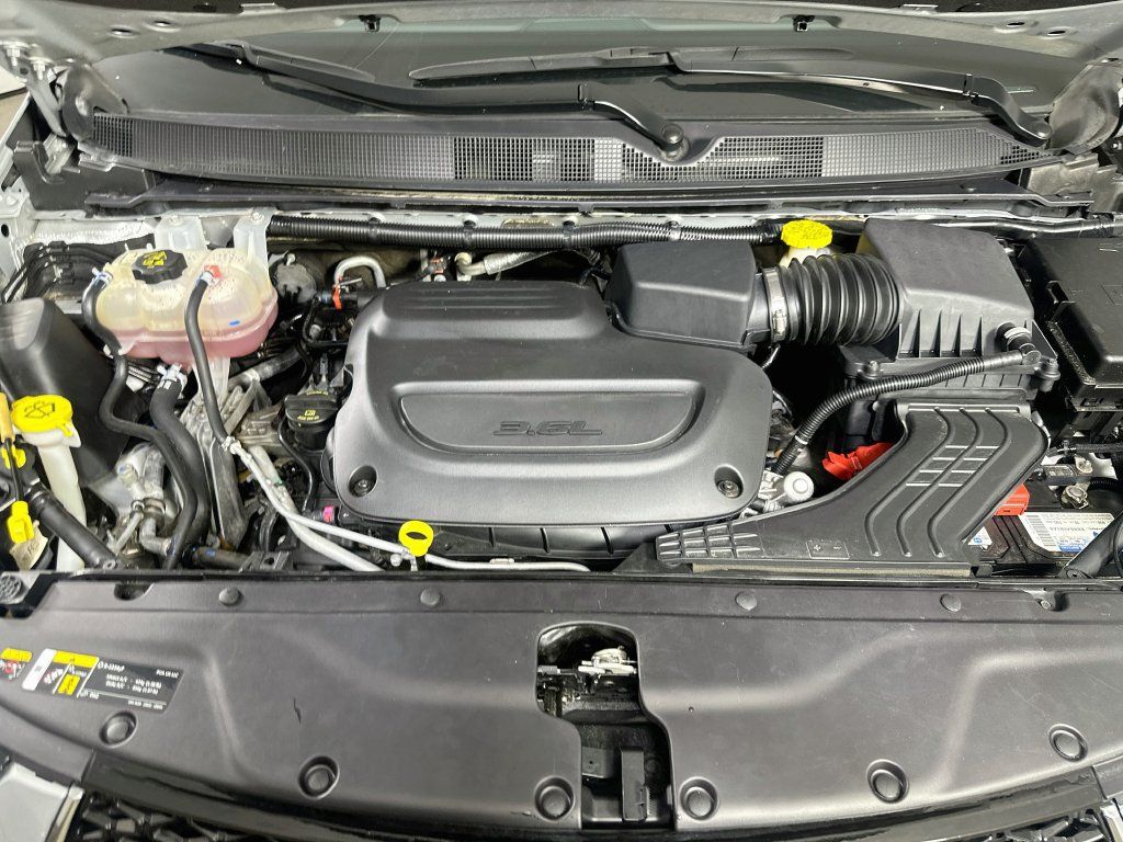 Used 2024 Chrysler Pacifica Touring-L FWD image 10