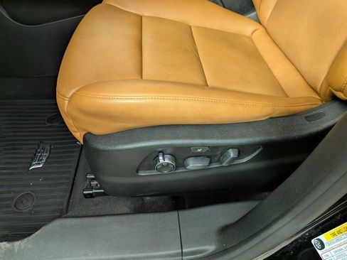 Used 2021 Cadillac XT4 Premium Luxury image 16