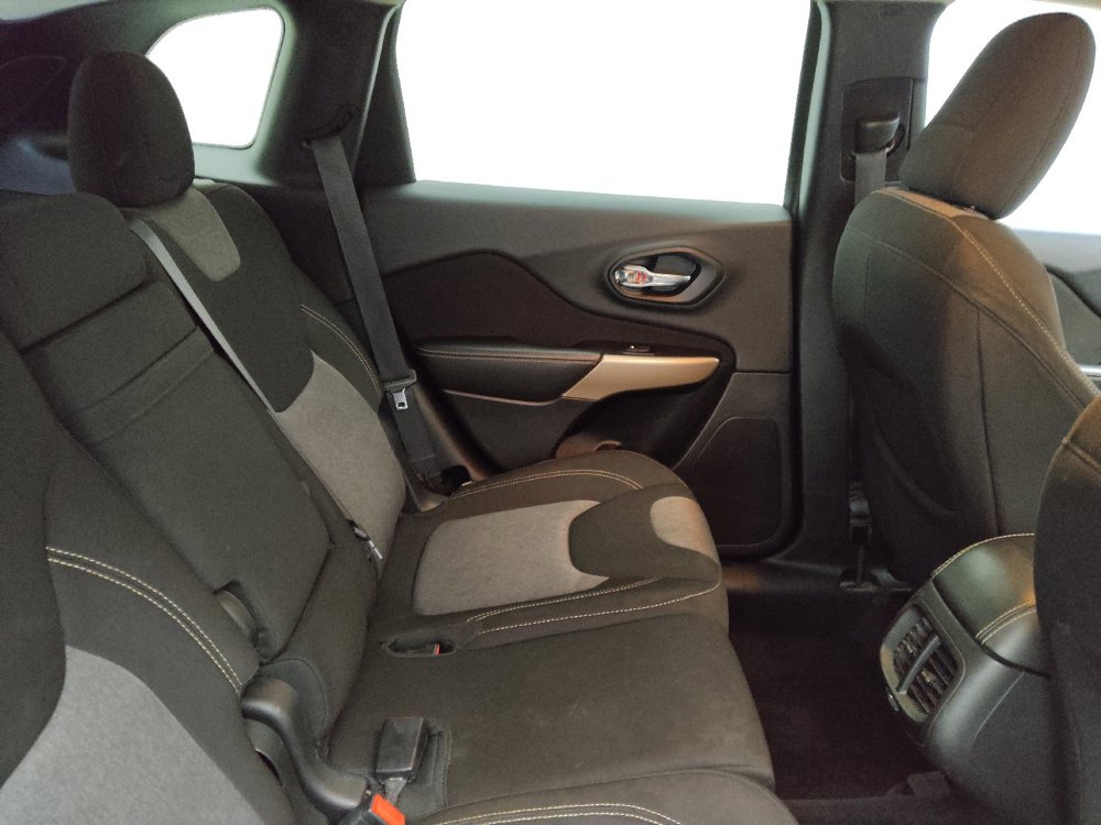 Used 2018 Jeep Cherokee Latitude w/ Altitude Package FWD image 19