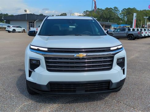 Used 2025 Chevrolet Traverse LT image 2