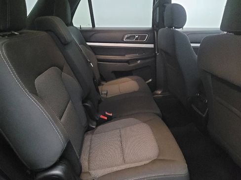 Used 2017 Ford Explorer XLT image 19