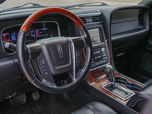 Used 2015 Lincoln Navigator L 4WD image 19