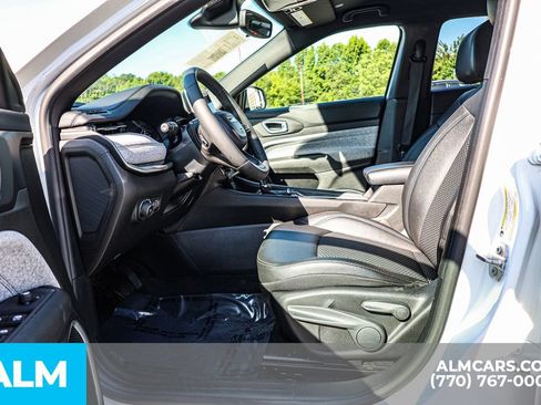 Used 2025 Jeep Compass Latitude AWD/4WD image 18