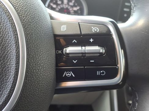 Used 2023 Kia Carnival LX FWD image 20