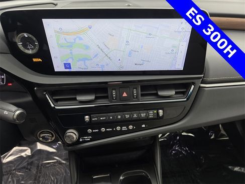 Used 2025 Lexus ES 300h w/ Premium Package image 23