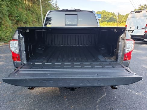 Used 2021 Nissan Titan SV w/ SV Convenience Package image 9