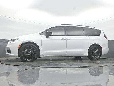Used 2025 Chrysler Pacifica Limited FWD image 56