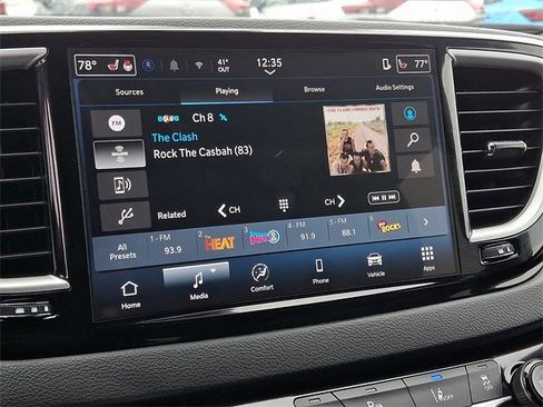 Used 2025 Chrysler Pacifica Select image 18