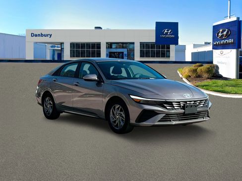 New 2024 Hyundai Elantra SEL image 11