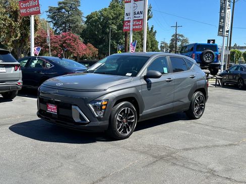 Used 2024 Hyundai Kona SE FWD image 2