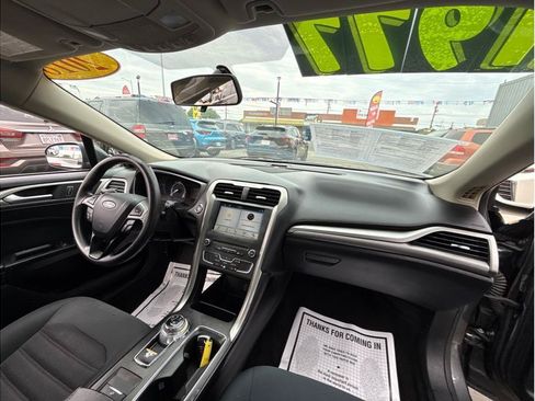 Used 2018 Ford Fusion SE w/ Fusion SE Technology Package FWD image 5