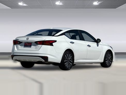 Used 2025 Nissan Altima 2.5 SV FWD image 8