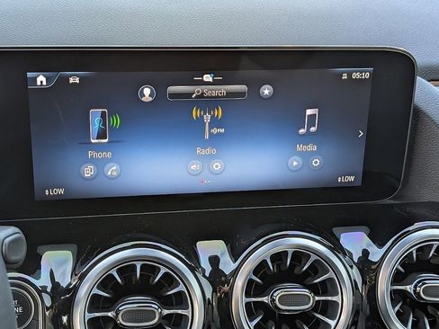 Used 2025 Mercedes-Benz GLA 250 image 32