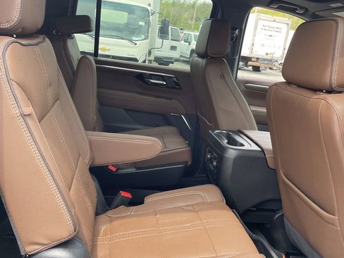 Used 2025 Chevrolet Suburban High Country AWD/4WD image 19