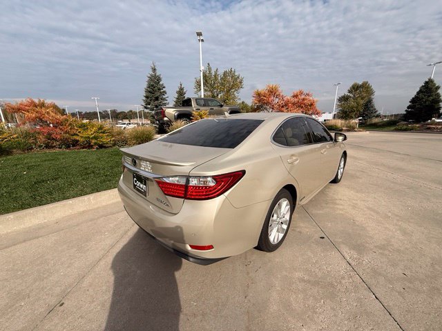 Used 2014 Lexus ES 300h w/ Luxury Package w/Bamboo Trim FWD image 3
