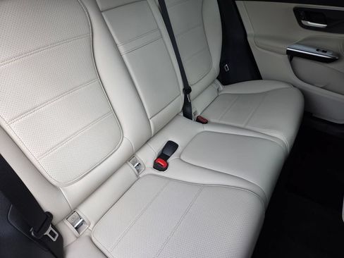 Used 2025 Mercedes-Benz GLC 300 4MATIC image 5