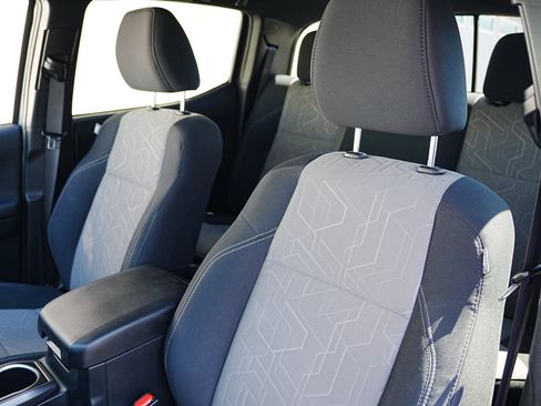 Used 2022 Toyota Tacoma TRD Off-Road image 10