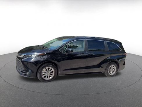 Used 2025 Toyota Sienna XLE FWD image 7