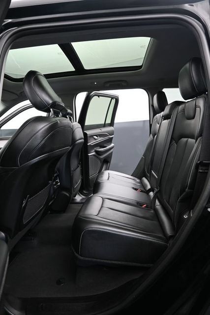 Used 2023 Jeep Grand Cherokee Limited w/ Luxury Tech Group II AWD/4WD image 9