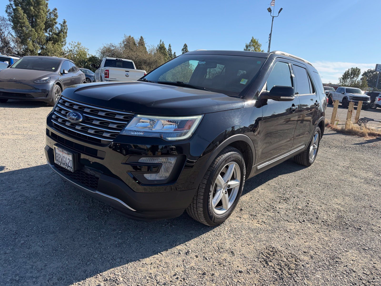 Used 2017 Ford Explorer XLT w/ Equipment Group 202A FWD image 1