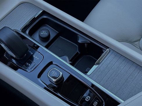 Certified 2025 Volvo XC60 T8 Plus w/ Protection Package Premier image 21