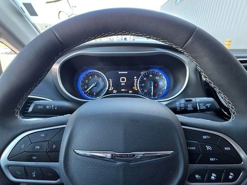 Used 2024 Chrysler Pacifica Touring-L image 11