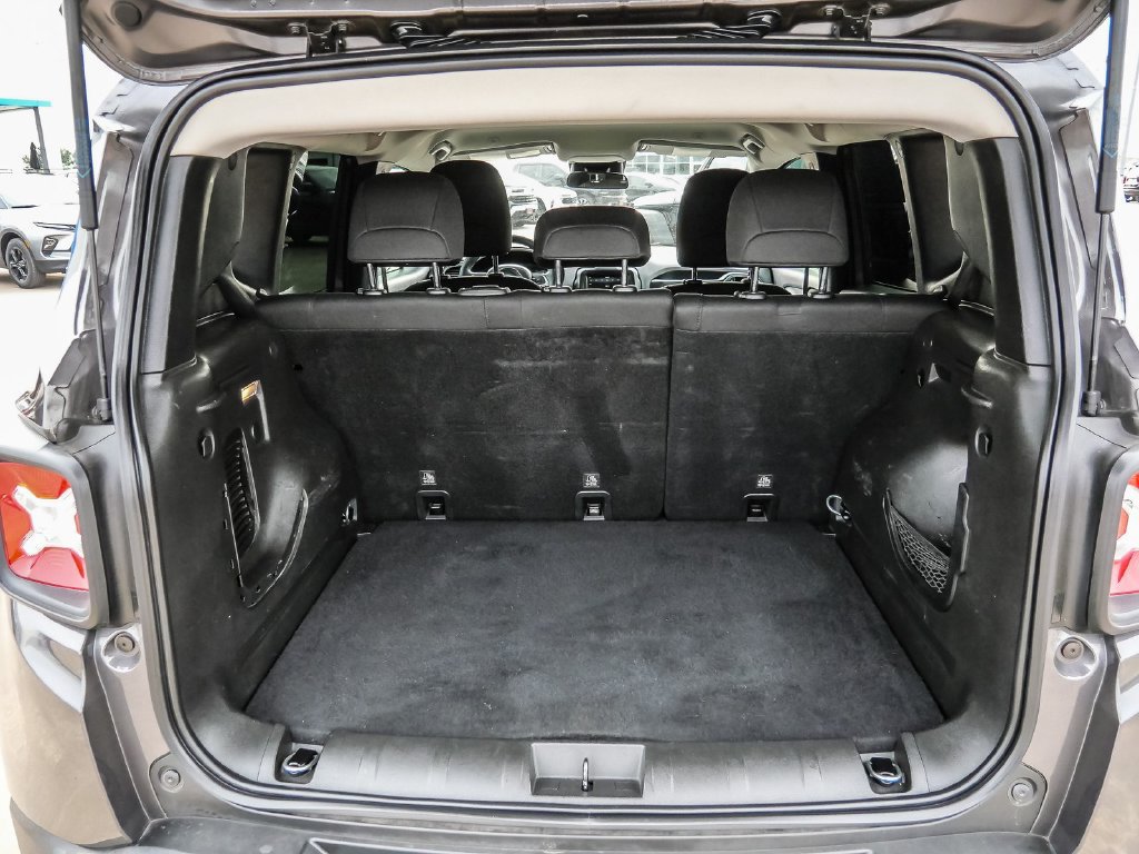 Used 2018 Jeep Renegade Latitude FWD image 12
