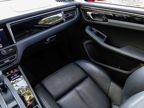 Used 2022 Porsche Macan image 19