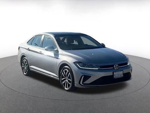 Used 2025 Volkswagen Jetta SE image 3