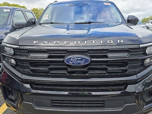 Used 2025 Ford Expedition Active RWD image 2